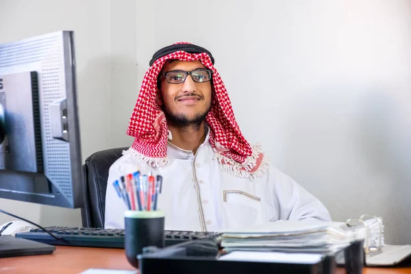 Arabský Muslimský Zaměstnanec Šťastný Svém Pracovišti — Stock fotografie
