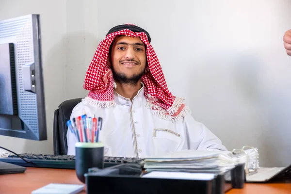 Arabe Musulman Employé Heureux Son Lieu Travail — Photo