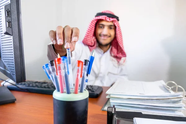 Arabský Muslimský Zaměstnanec Stahující Pero Psaní — Stock fotografie