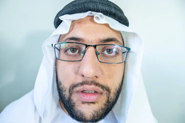 Arabský Muslim Při Práci Brýlemi — Stock fotografie