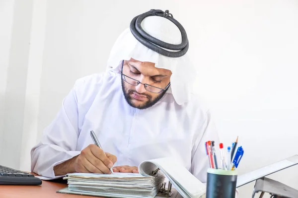 Arabský Muslimský Muž Pracující Nějakém Papíru — Stock fotografie