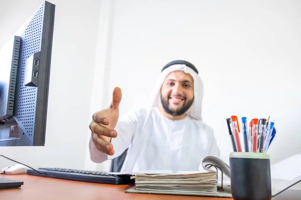 Arabský Muslimský Manažer Stojící Při Nás — Stock fotografie