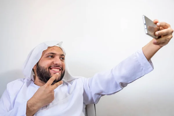 Arabski Muzułmanin Pracownik Robi Selfie Pracy — Zdjęcie stockowe