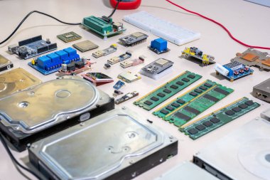 Bilgisayar parçaları ve elektronik parçalar güzel bir desen oluşturuyor.