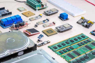 Bilgisayar parçaları ve elektronik parçalar güzel bir desen oluşturuyor.