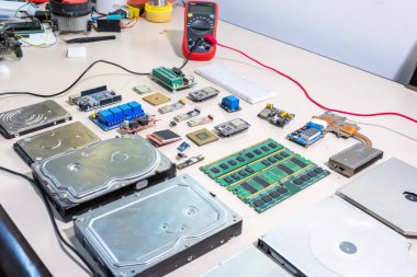 Bilgisayar parçaları ve elektronik parçalar güzel bir desen oluşturuyor.