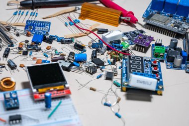 Bilgisayar parçaları ve elektronik parçalar güzel bir desen oluşturuyor.