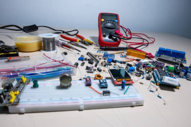 Bilgisayar parçaları ve elektronik parçalar güzel bir desen oluşturuyor.