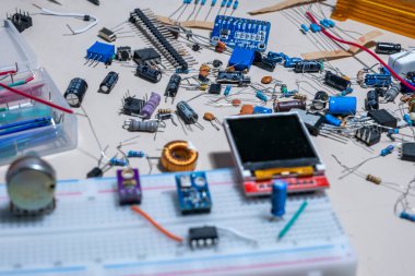 Bilgisayar parçaları ve elektronik parçalar güzel bir desen oluşturuyor.