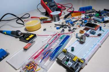 Bilgisayar parçaları ve elektronik parçalar güzel bir desen oluşturuyor.