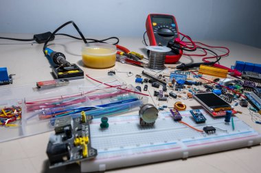 Bilgisayar parçaları ve elektronik parçalar güzel bir desen oluşturuyor.