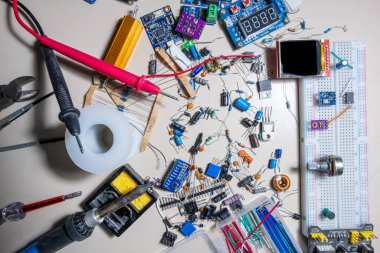 Bilgisayar parçaları ve elektronik parçalar güzel bir desen oluşturuyor.