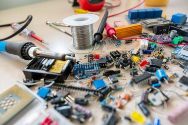 Bilgisayar parçaları ve elektronik parçalar güzel bir desen oluşturuyor.