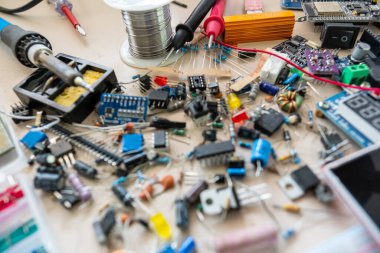 Bilgisayar parçaları ve elektronik parçalar güzel bir desen oluşturuyor.