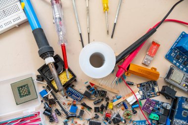 Bilgisayar parçaları ve elektronik parçalar güzel bir desen oluşturuyor.