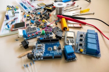 Bilgisayar parçaları ve elektronik parçalar güzel bir desen oluşturuyor.