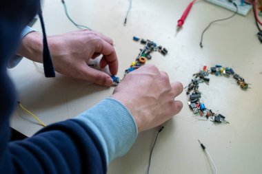 Elektronik parçalar tarafından oluşturulan IC kelimesi