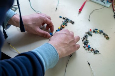 Elektronik parçalar tarafından oluşturulan IC kelimesi