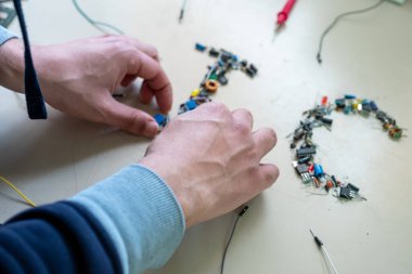 Elektronik parçalar tarafından oluşturulan IC kelimesi
