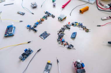 Elektronik parçalar tarafından oluşturulan IC kelimesi