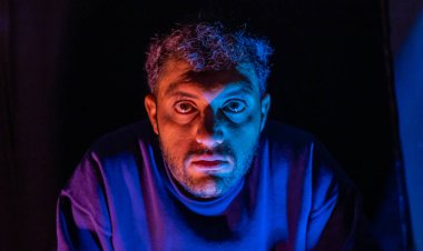 Yüzünde ışık yansıması olan Müslüman bir adam.