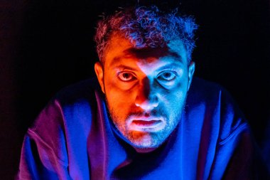 Yüzünde ışık yansıması olan Müslüman bir adam.