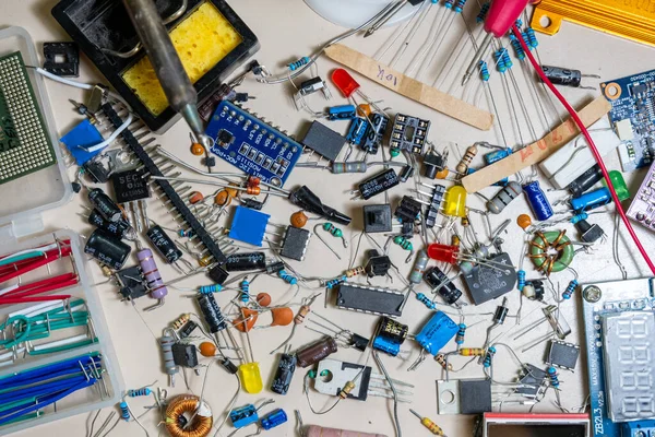 Bilgisayar parçaları ve elektronik parçalar güzel bir desen oluşturuyor.