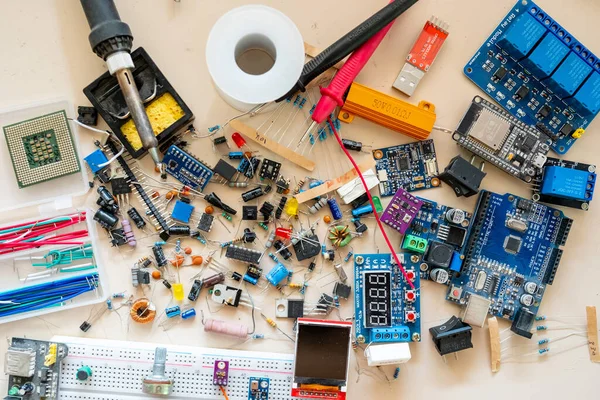 Bilgisayar parçaları ve elektronik parçalar güzel bir desen oluşturuyor.