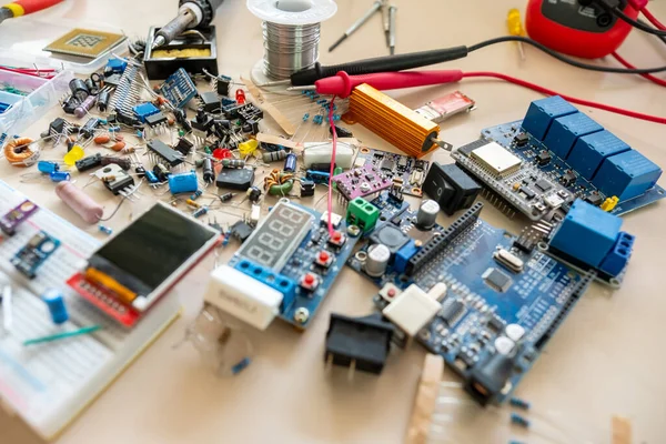 Bilgisayar parçaları ve elektronik parçalar güzel bir desen oluşturuyor.