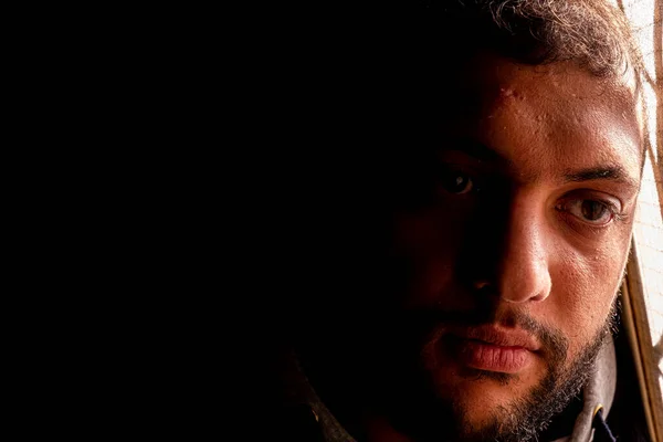 Arap Müslüman adam başını cama yasladı