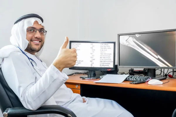 Arabski Muzułmański Lekarz Swoim Biurze Komputerze — Zdjęcie stockowe