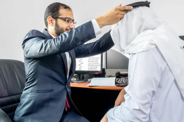 アラビア語のイスラム教徒の男は彼の友人のスカーフを固定 — ストック写真