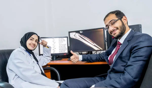 Arab Muszlim Orvos Betegével Aki Röntgenjét Beszéli Meg — Stock Fotó