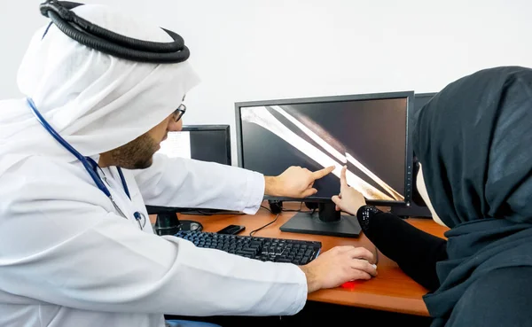 Arab Muszlim Orvos Páciense Röntgenfelvételről Beszélgetnek — Stock Fotó