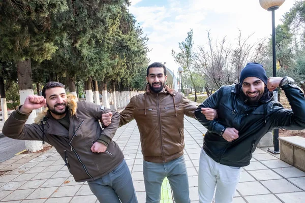 Boldog Arab Barátok Élvezik Egyetemen Töltött Időt — Stock Fotó