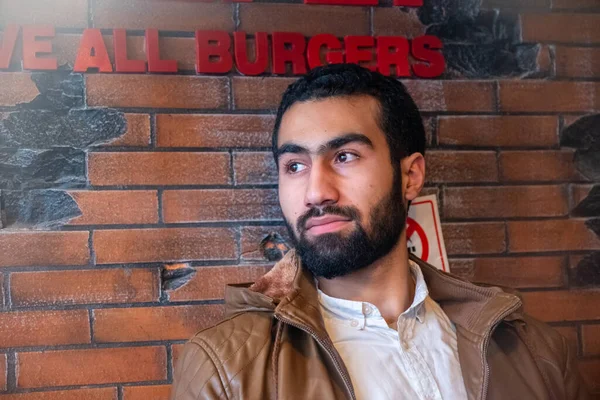 Arabe Homme Attendant Nourriture Restaurant — Photo