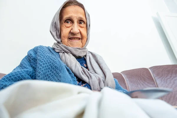 Muslim Woman Cutting Piece Cloth Scissor — Stock Photo, Image