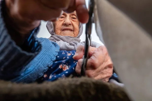 Mulher Muçulmana Corte Pedaço Pano Com Tesoura — Fotografia de Stock