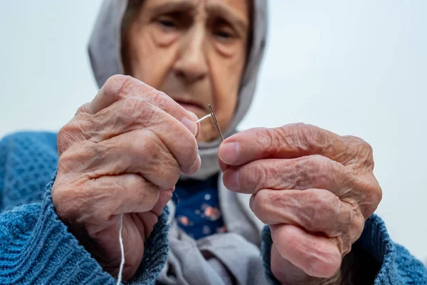 Mulher Idosa Muçulmana Árabe Inserindo Fio Agulha — Fotografia de Stock