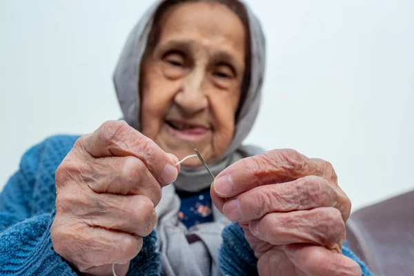 Arabic Muslim Old Woman Inserting Thread Needle — Stock Photo, Image