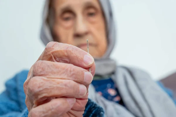 Mulher Idosa Muçulmana Árabe Inserindo Fio Agulha — Fotografia de Stock