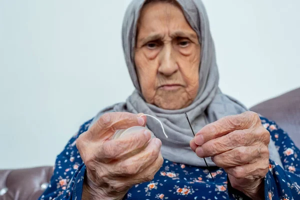 Arabic Muslim Old Woman Inserting Thread Needle — Stock Photo, Image