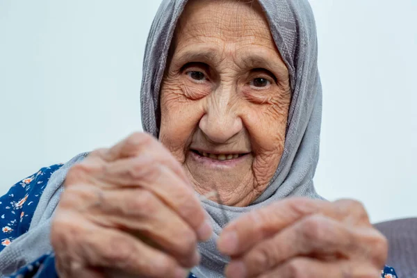 Arabic Muslim Old Woman Inserting Thread Needle — Stock Photo, Image