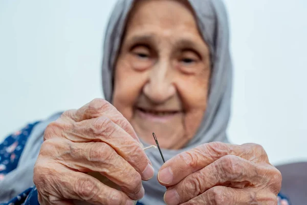 Arabic Muslim Old Woman Inserting Thread Needle — Stock Photo, Image