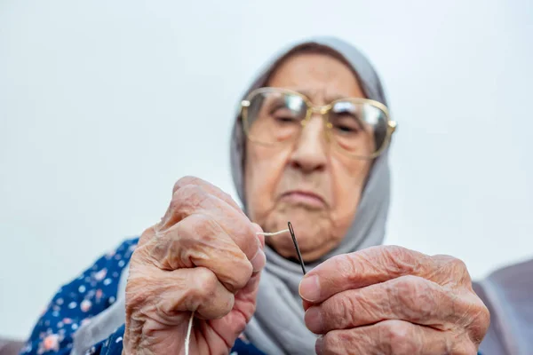 Arap Müslüman Kadın Iğneye Iplik Sokuyor — Stok fotoğraf