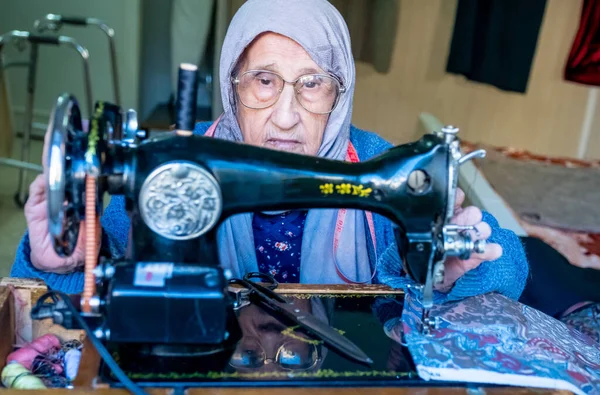 阿拉伯穆斯林老妇人使用旧缝纫机 — 图库照片