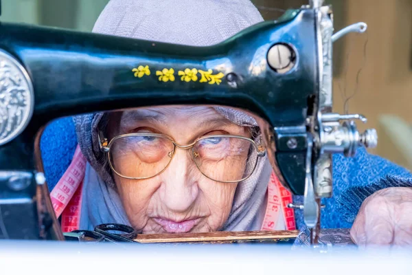 Arabski Muzułmański Starsza Kobieta Pomocą Starej Maszyny Szycia — Zdjęcie stockowe