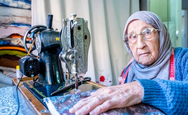 Árabe Muçulmano Mulher Velha Usando Máquina Costura Velha — Fotografia de Stock