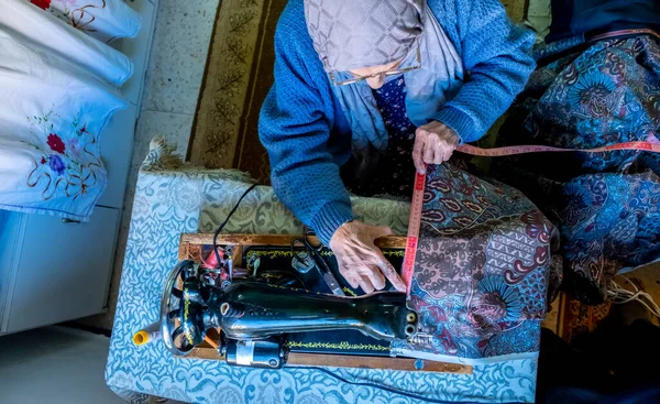 Arabska Muzułmanka Szyjąca Mierząca Długość Taśmą — Zdjęcie stockowe