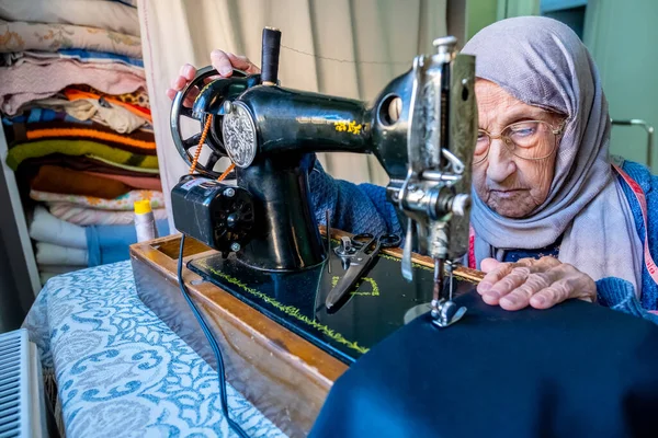 Árabe Muçulmano Mulher Velha Usando Máquina Costura Velha — Fotografia de Stock